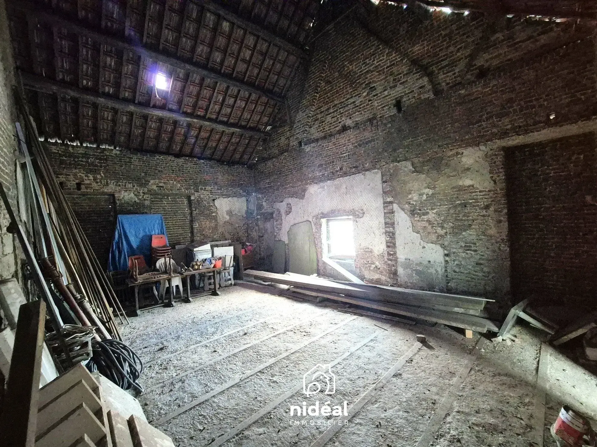 Granges brutes à vendre pour loft ou stockage à la frontière belge 