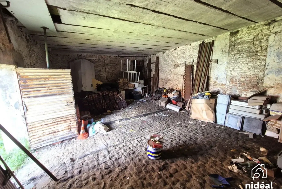 Granges brutes à vendre pour loft ou stockage à la frontière belge 