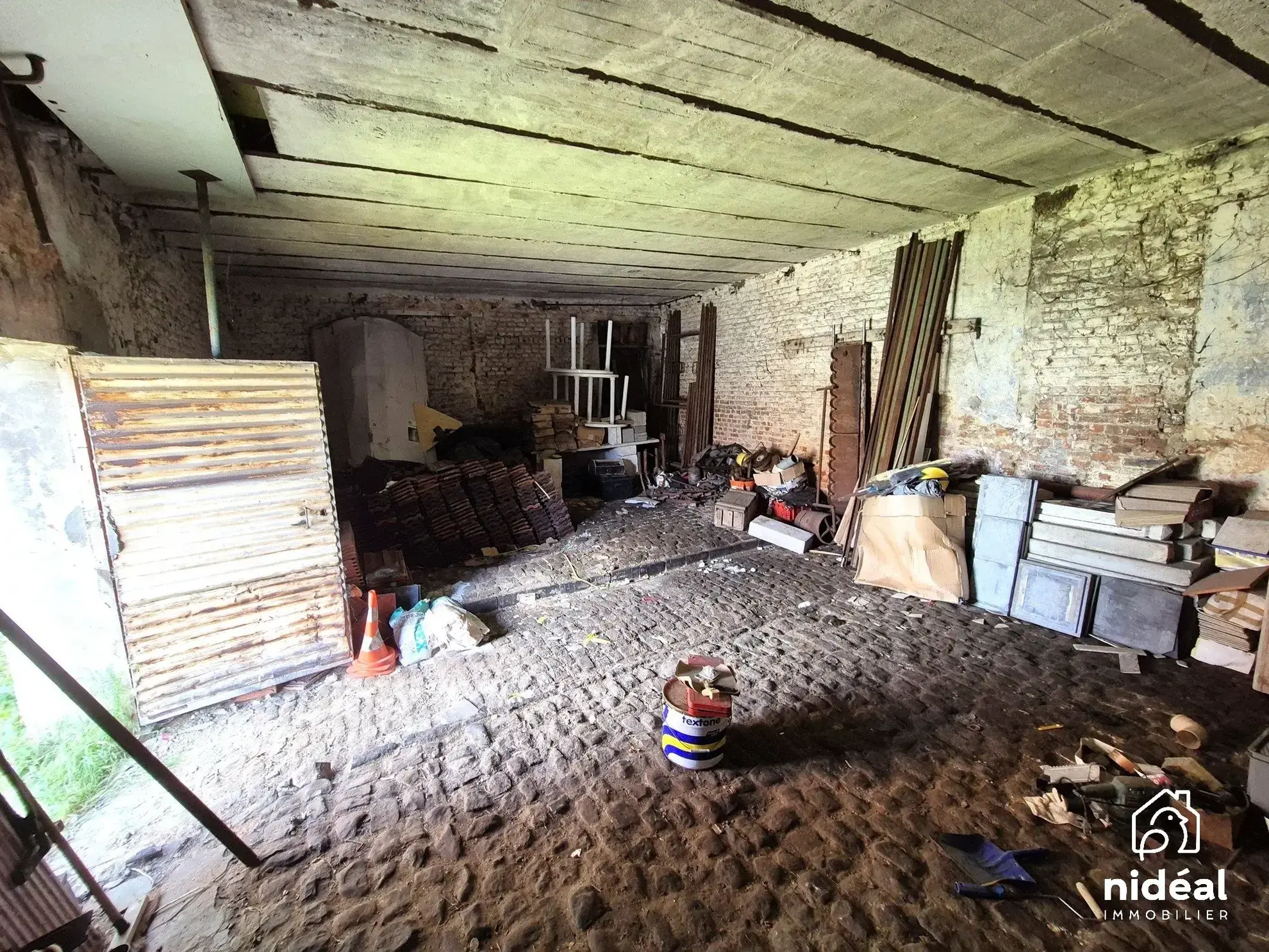 Granges brutes à vendre pour loft ou stockage à la frontière belge 