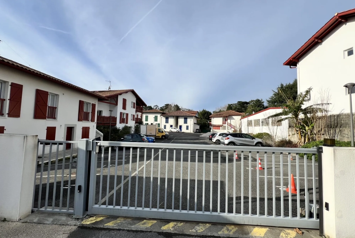 Place de parking sécurisée à 1 km de Saint-Jean-de-Luz à Urrugne 