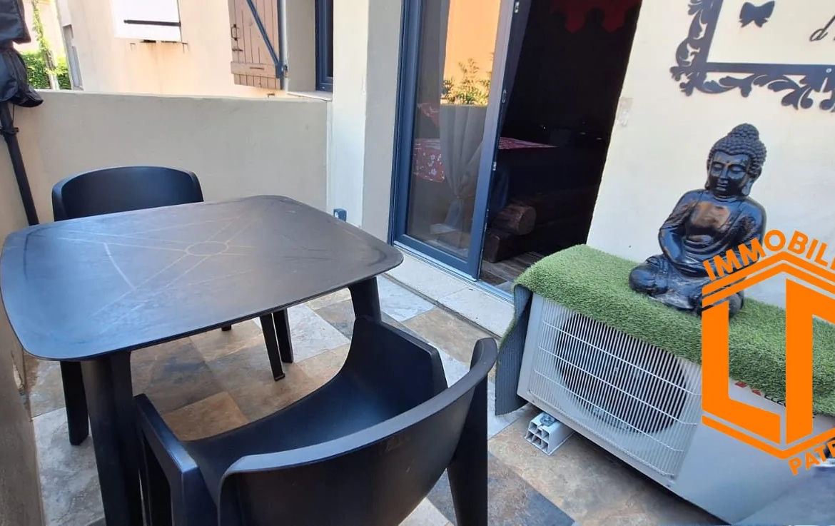 Terrasse Studio rénové à Agde avec style néo-baroque, rentabilité élevée 