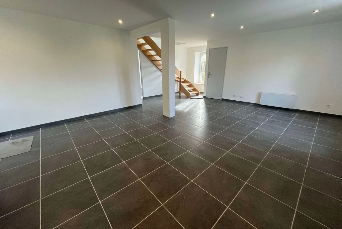 Séjour-cuisine Charmante maison rénovée à Vebret avec jardin et garage, louée jusqu'en 2026 