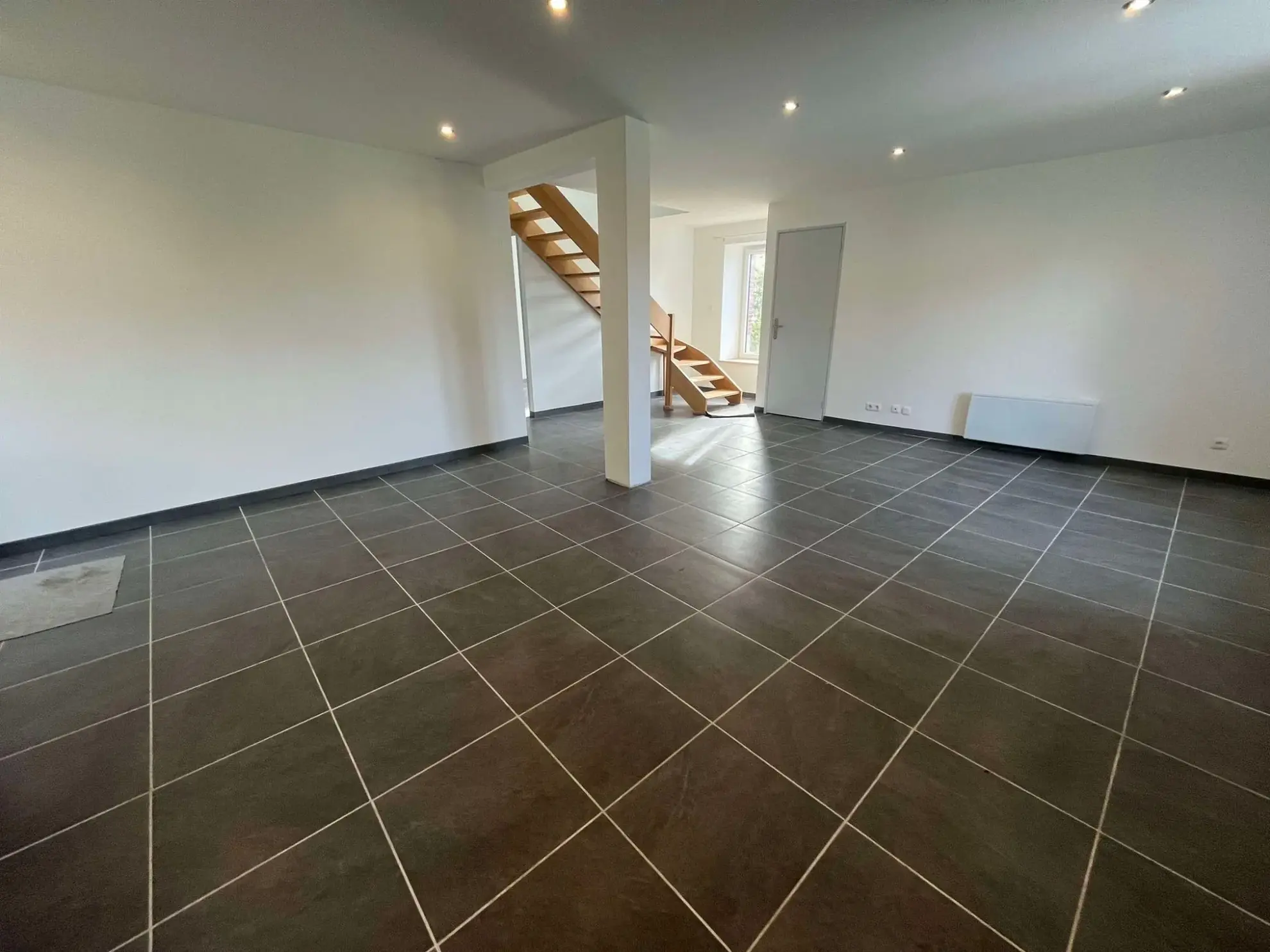 Séjour-cuisine Charmante maison rénovée à Vebret avec jardin et garage, louée jusqu'en 2026 