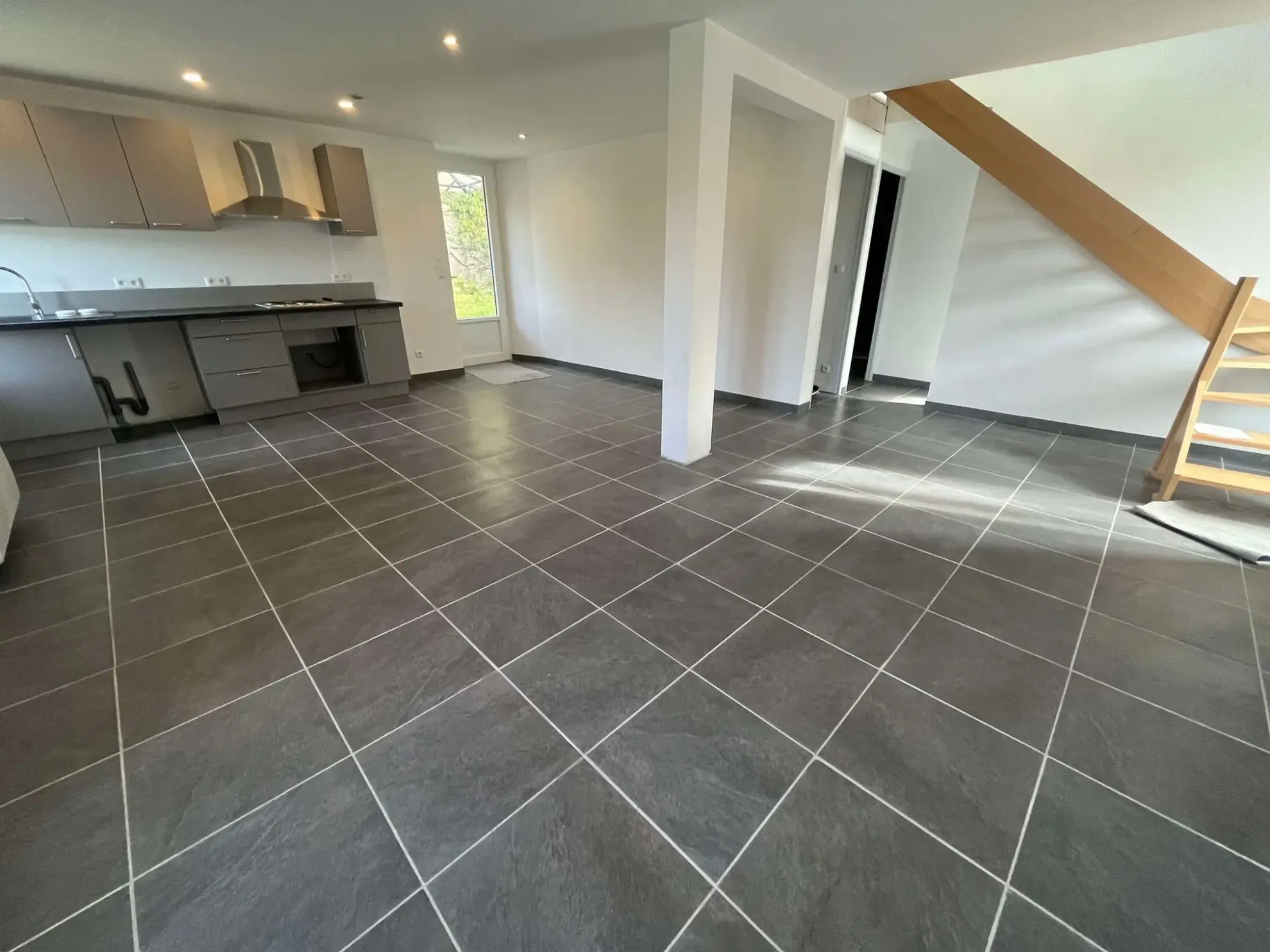 Séjour-cuisine Charmante maison rénovée à Vebret avec jardin et garage, louée jusqu'en 2026 