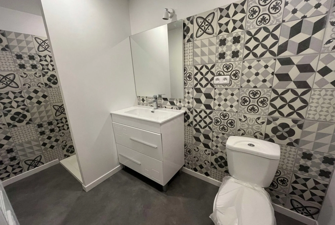 Salle d'eau - WC Charmante maison rénovée à Vebret avec jardin et garage, louée jusqu'en 2026 