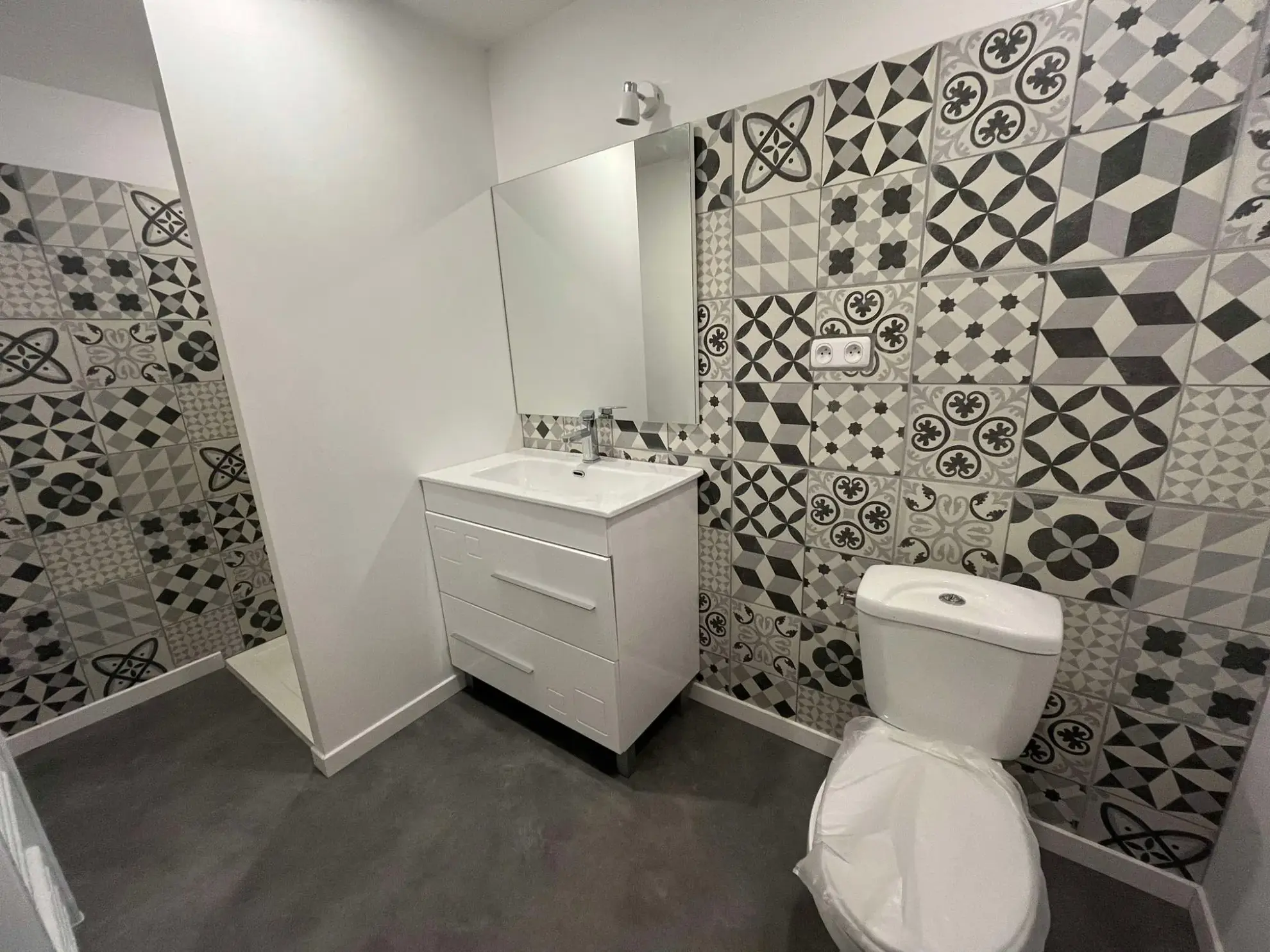 Salle d'eau - WC Charmante maison rénovée à Vebret avec jardin et garage, louée jusqu'en 2026 