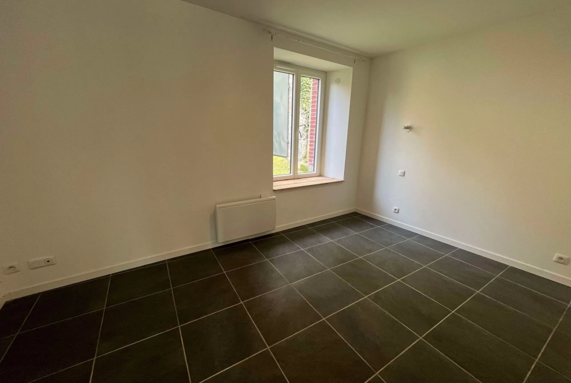 Chambre 1 Charmante maison rénovée à Vebret avec jardin et garage, louée jusqu'en 2026 