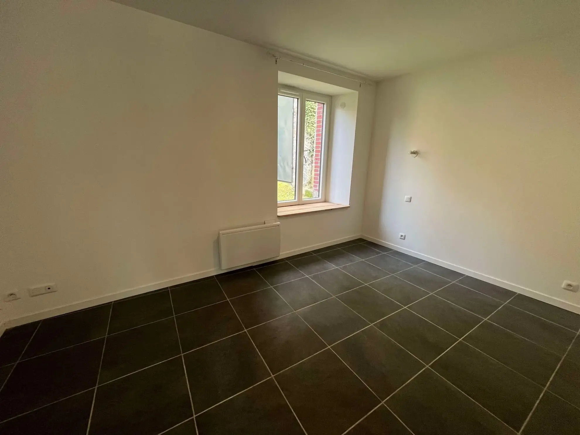 Chambre 1 Charmante maison rénovée à Vebret avec jardin et garage, louée jusqu'en 2026 