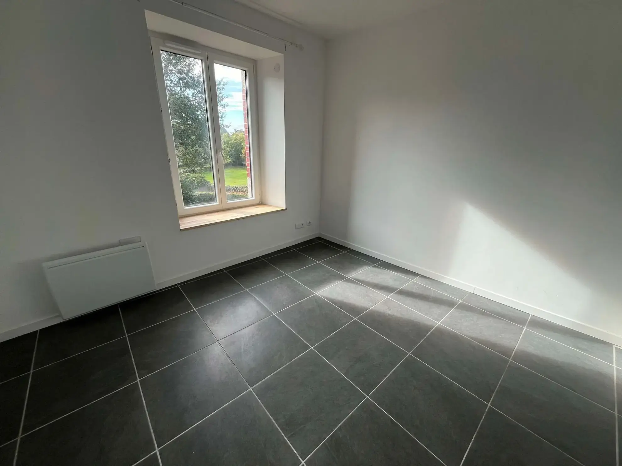 Chambre 2 Charmante maison rénovée à Vebret avec jardin et garage, louée jusqu'en 2026 