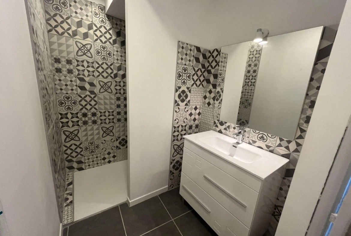 Salle d'eau Charmante maison rénovée à Vebret avec jardin et garage, louée jusqu'en 2026 