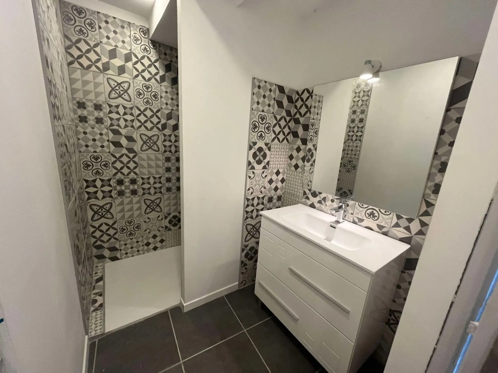 Salle d'eau Charmante maison rénovée à Vebret avec jardin et garage, louée jusqu'en 2026 