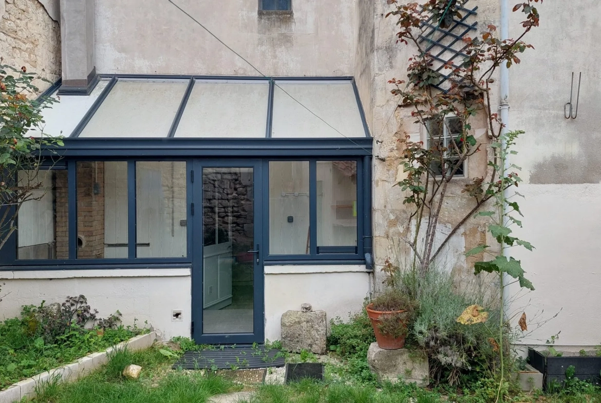 Maison en pierre avec jardinet à Saint-Savinien – Résidence secondaire prête à vivre 