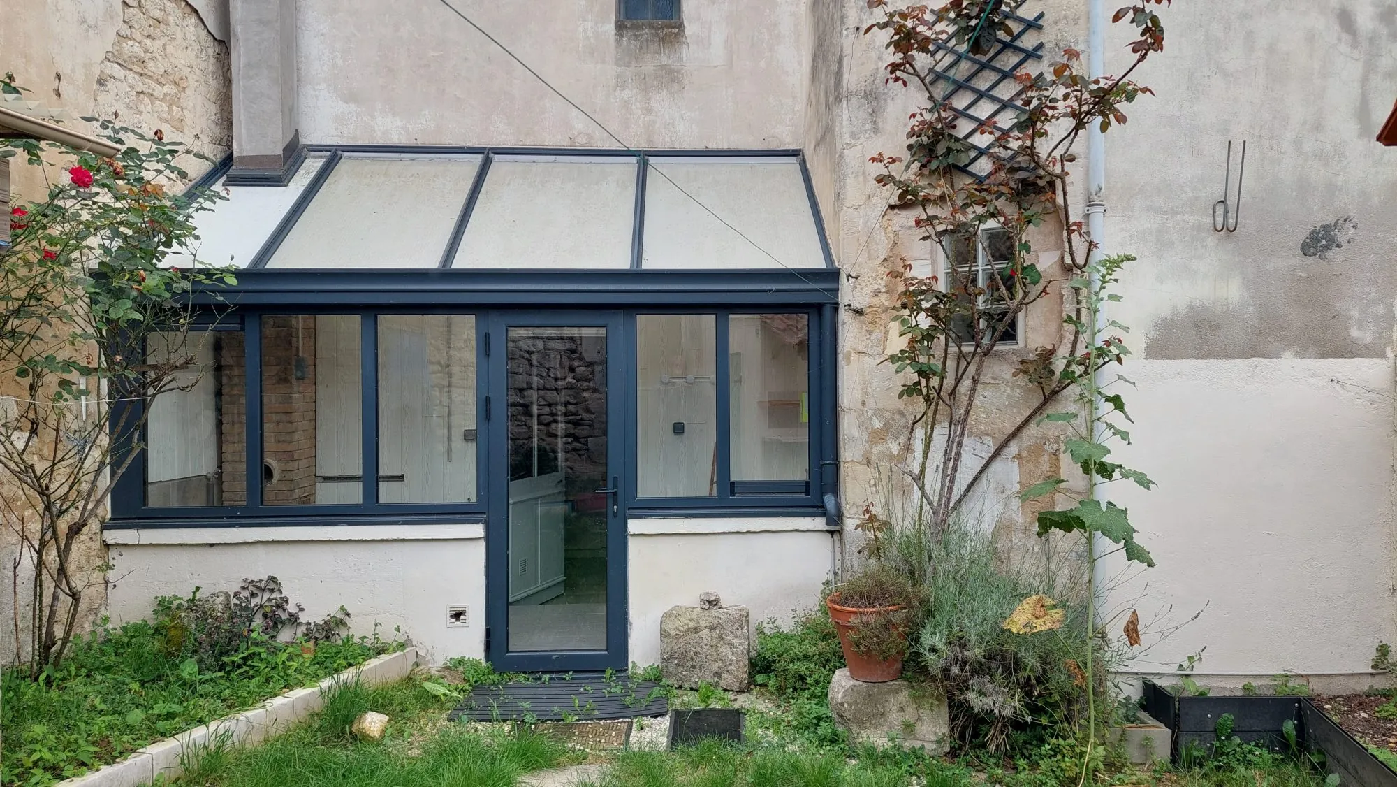 Maison en pierre avec jardinet à Saint-Savinien – Résidence secondaire prête à vivre 