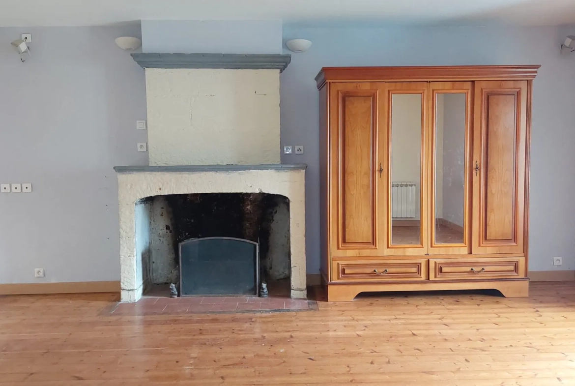 Maison en pierre avec jardinet à Saint-Savinien – Résidence secondaire prête à vivre 