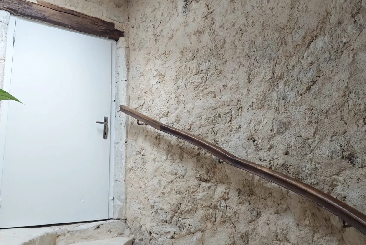 Maison en pierre avec jardinet à Saint-Savinien – Résidence secondaire prête à vivre 