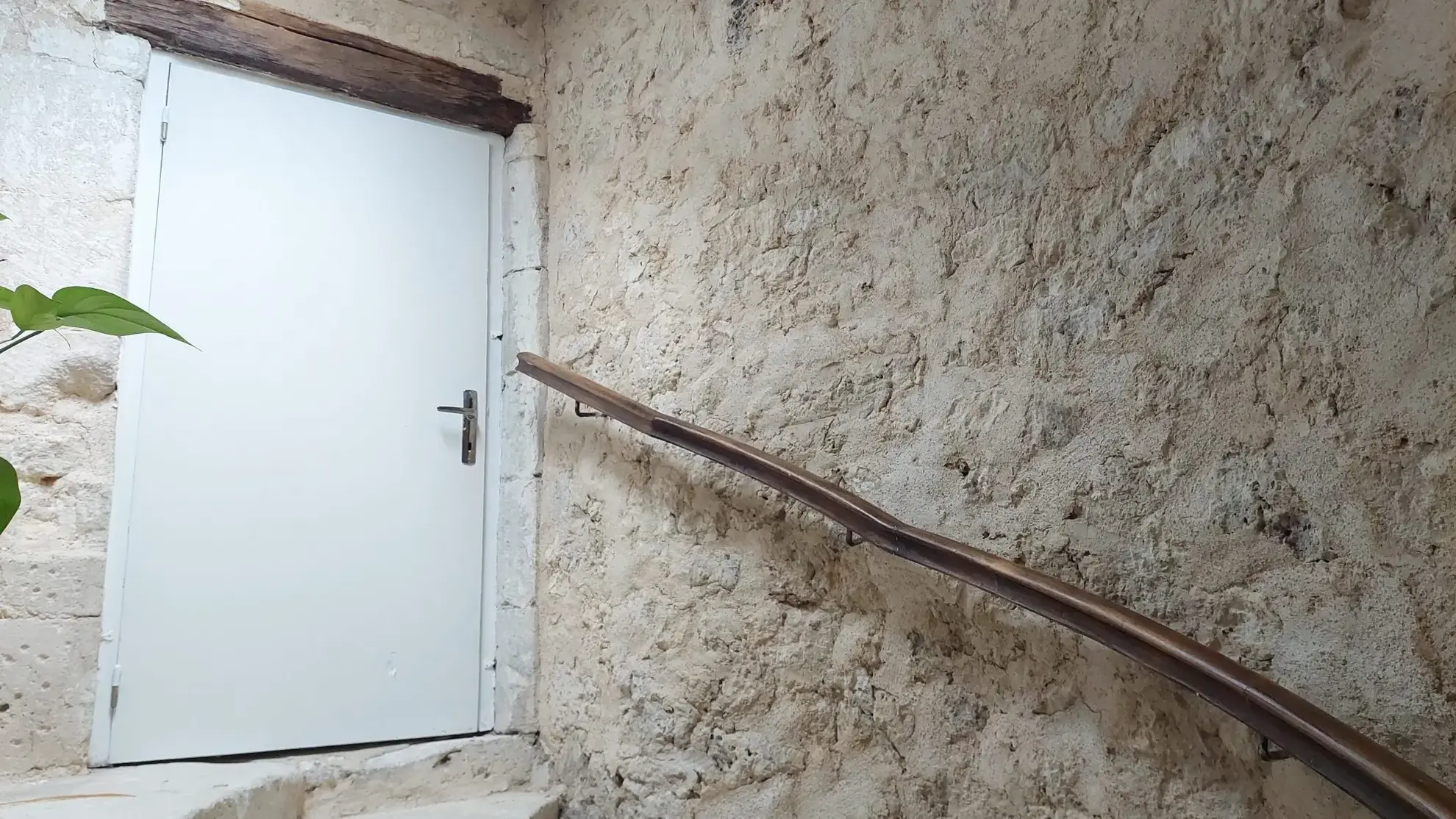 Maison en pierre avec jardinet à Saint-Savinien – Résidence secondaire prête à vivre 