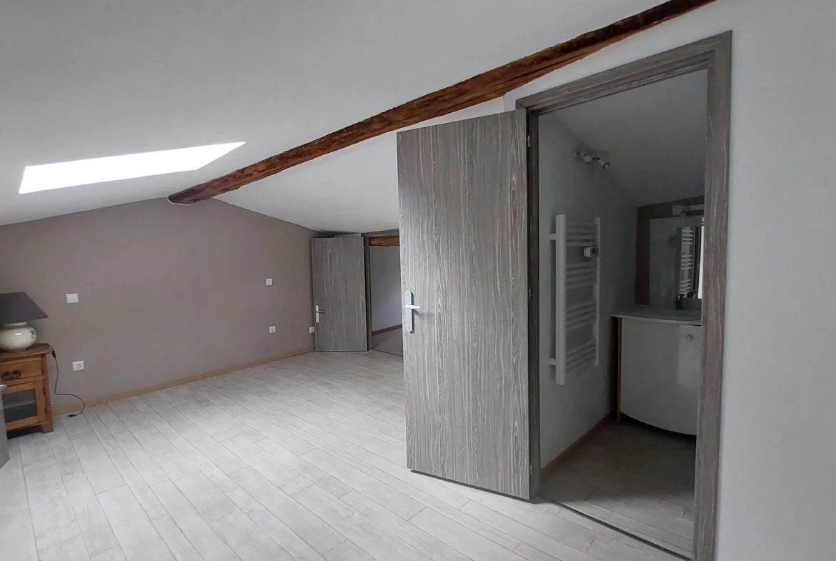 Maison en pierre avec jardinet à Saint-Savinien – Résidence secondaire prête à vivre 