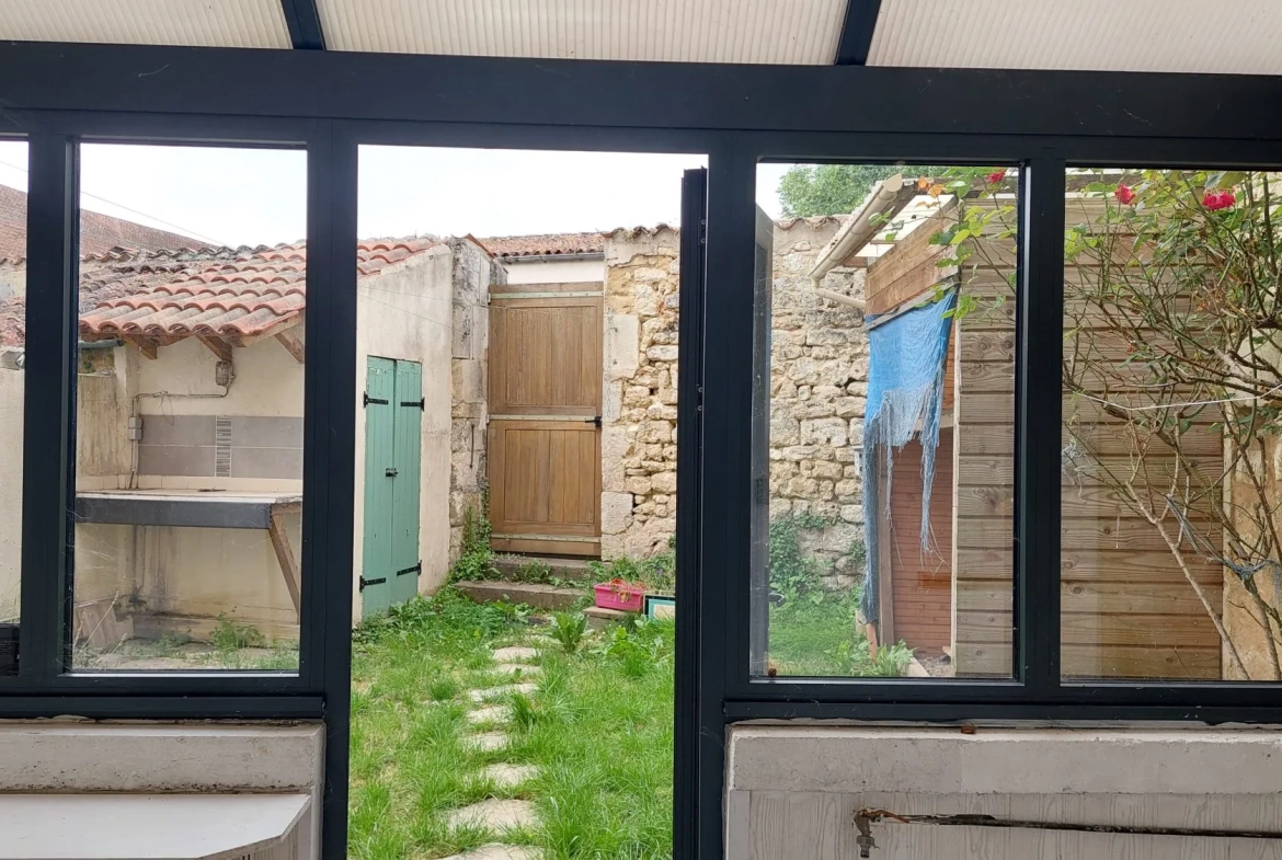 Maison en pierre avec jardinet à Saint-Savinien – Résidence secondaire prête à vivre 