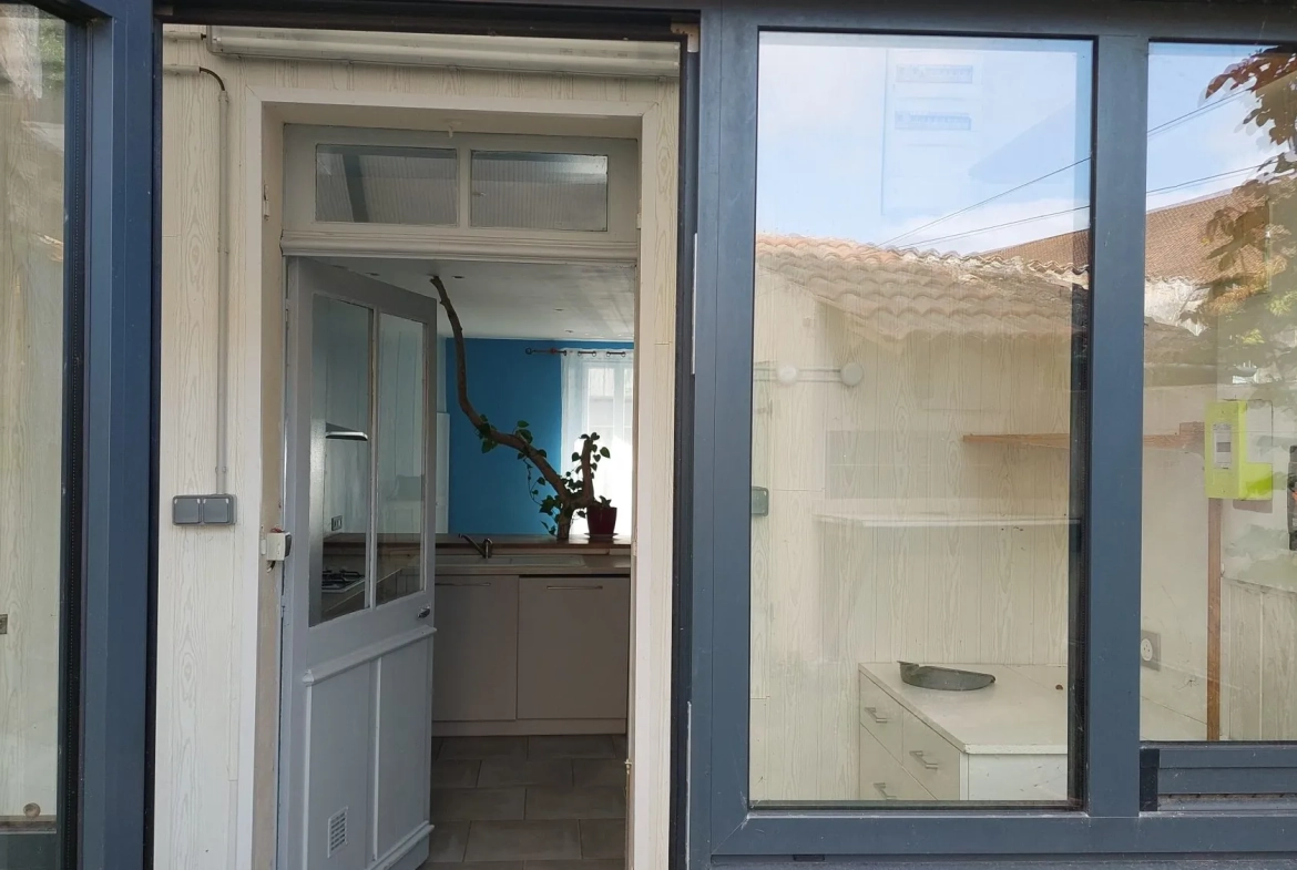 Maison en pierre avec jardinet à Saint-Savinien – Résidence secondaire prête à vivre 