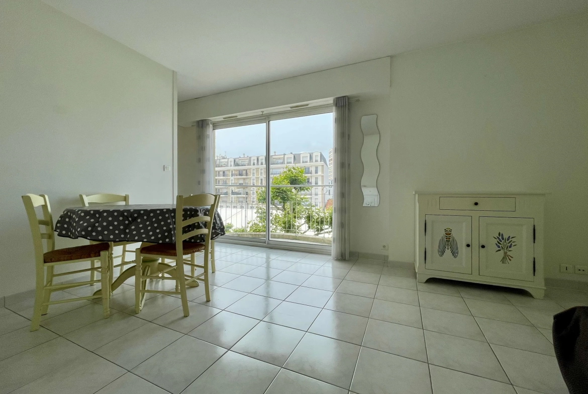 Studio en centre-ville des Sables-d'Olonne, proche plage, avec balcon et cave 