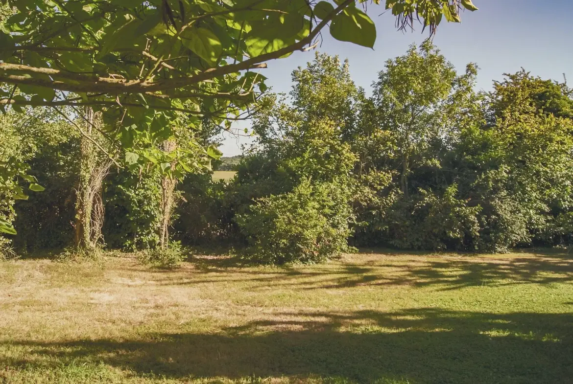 Terrain constructible de 845 m² à Romanèche, vue campagne, proche commodités 