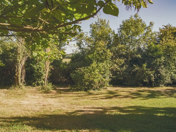 Terrain constructible de 845 m² à Romanèche, vue campagne, proche commodités