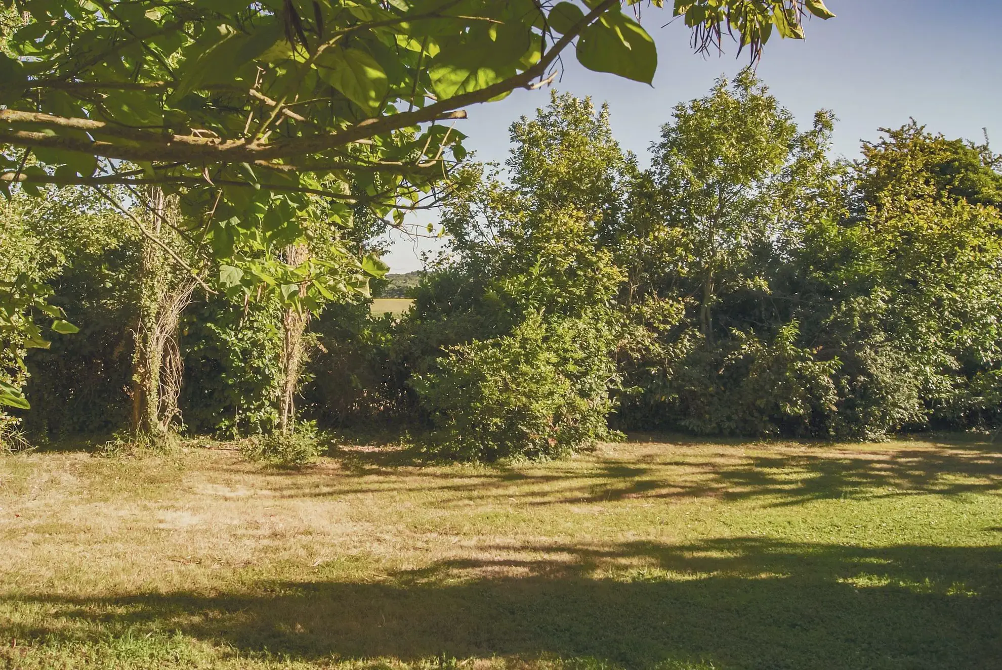 Terrain constructible de 845 m² à Romanèche, vue campagne, proche commodités 
