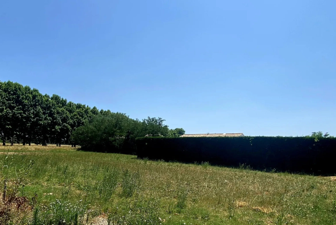 Terrain constructible de 568 m² à Lapalud, proche commodités 