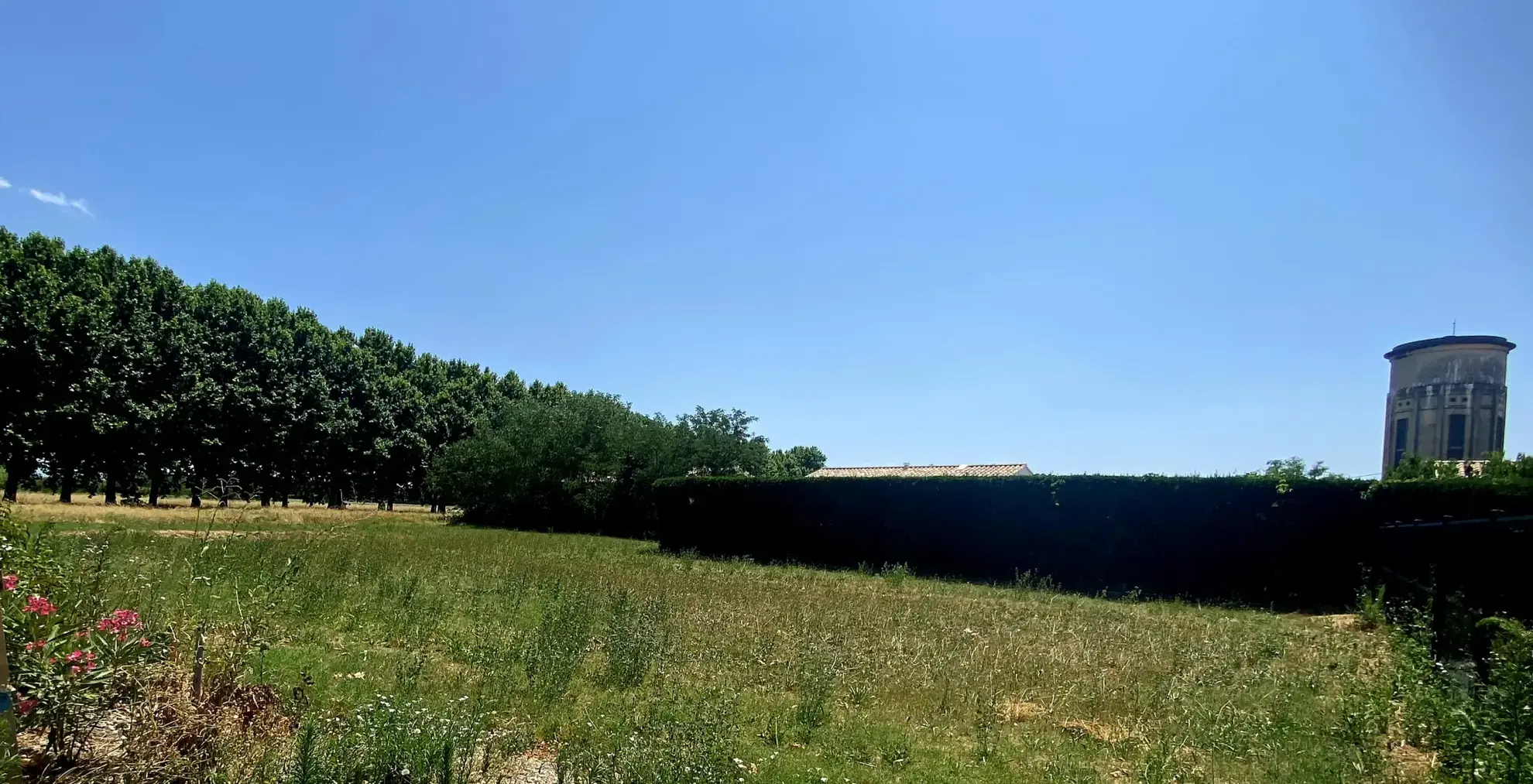 Terrain constructible de 568 m² à Lapalud, proche commodités 