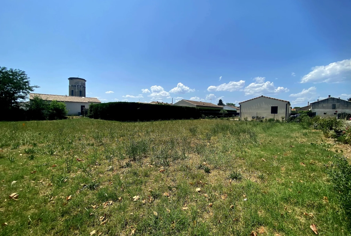 Terrain constructible de 568 m² à Lapalud, proche commodités 
