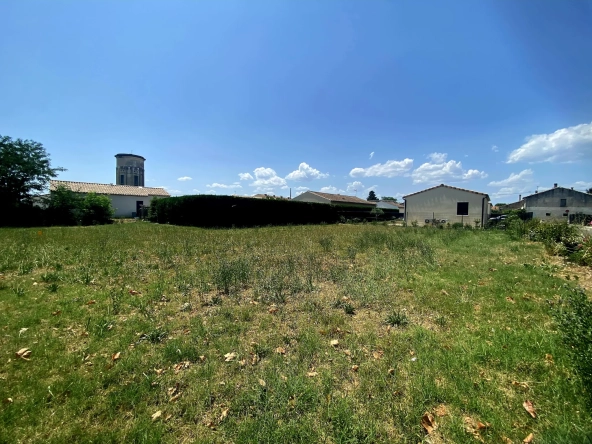 Terrain constructible de 568 m² à Lapalud, proche commodités