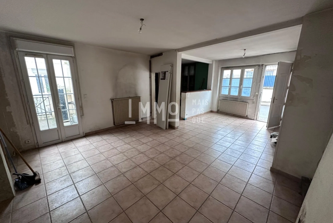 Maison à restaurer à Montval-sur-Loir, 2 chambres, cour et cave 