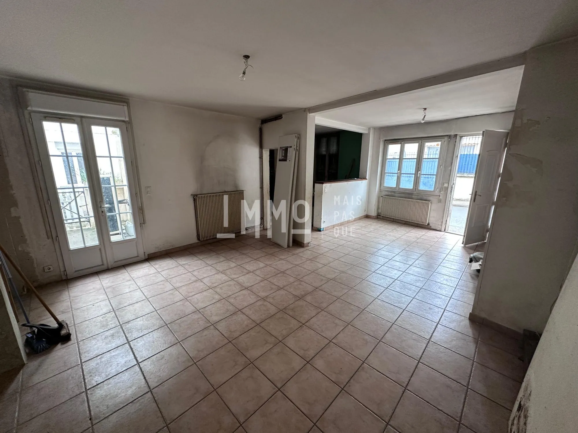 Maison à restaurer à Montval-sur-Loir, 2 chambres, cour et cave 