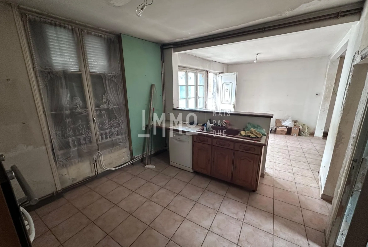 Maison à restaurer à Montval-sur-Loir, 2 chambres, cour et cave 