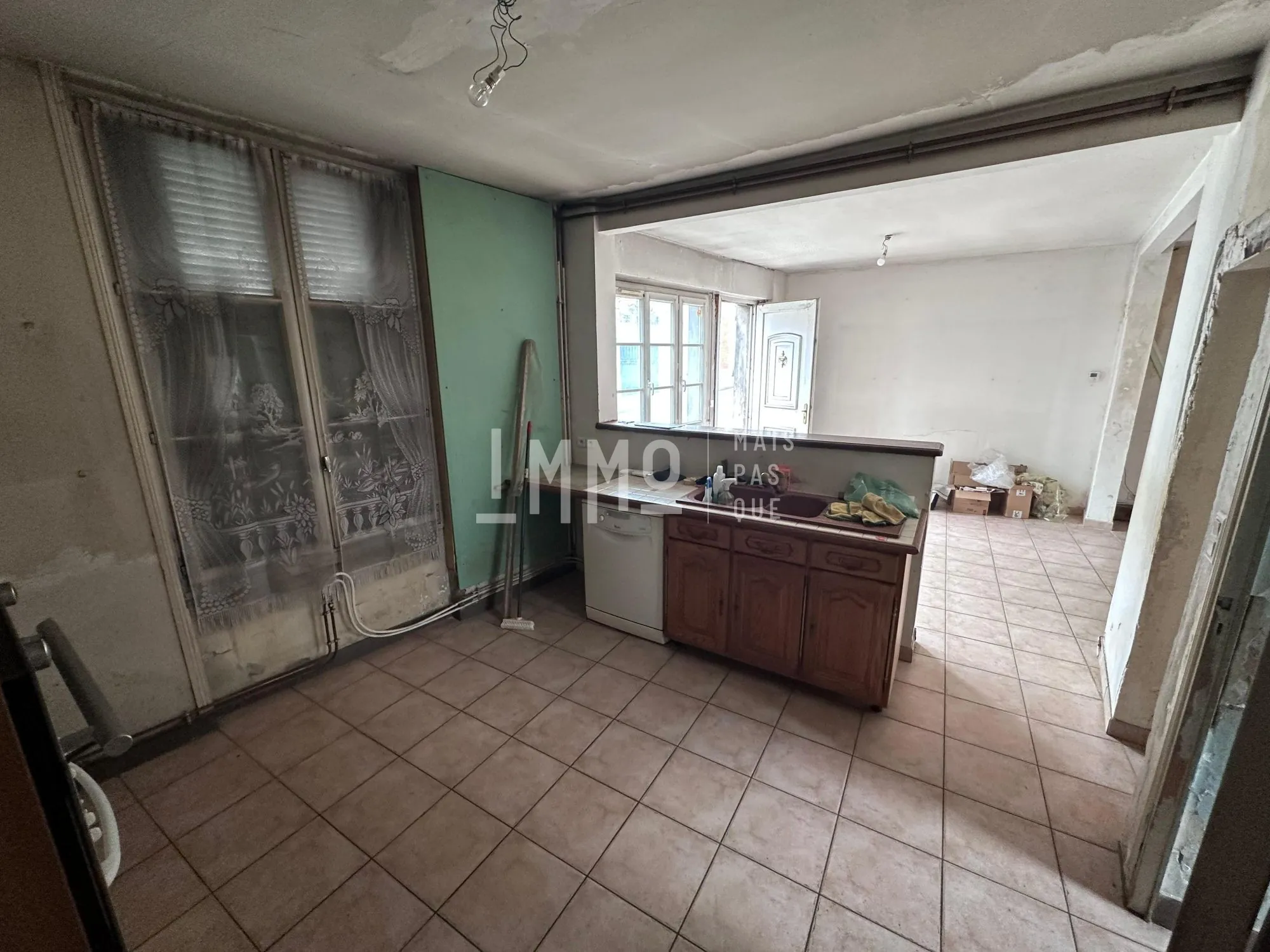 Maison à restaurer à Montval-sur-Loir, 2 chambres, cour et cave 