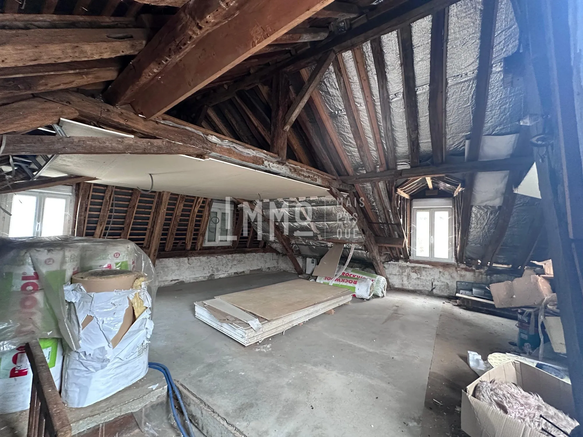 Maison à restaurer à Montval-sur-Loir, 2 chambres, cour et cave 