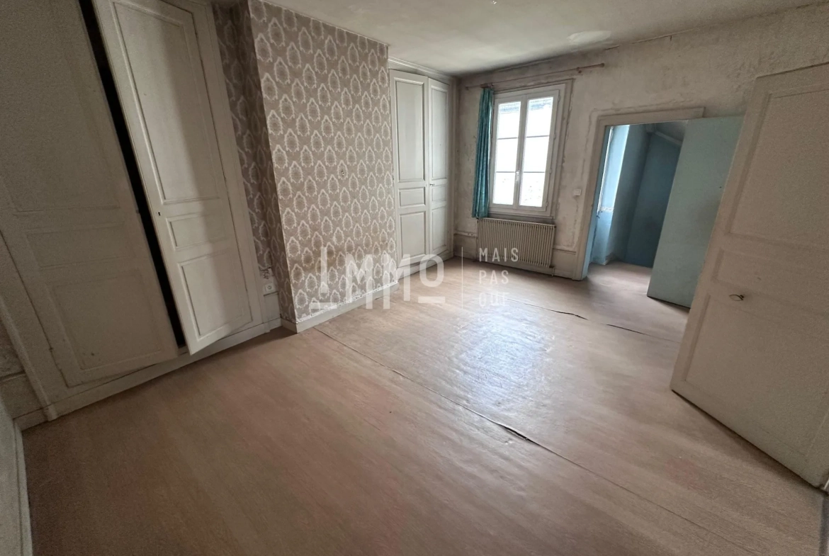 Maison à restaurer à Montval-sur-Loir, 2 chambres, cour et cave 