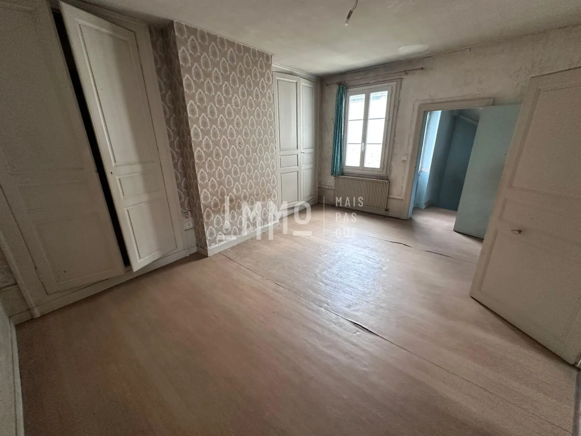 Maison à restaurer à Montval-sur-Loir, 2 chambres, cour et cave 