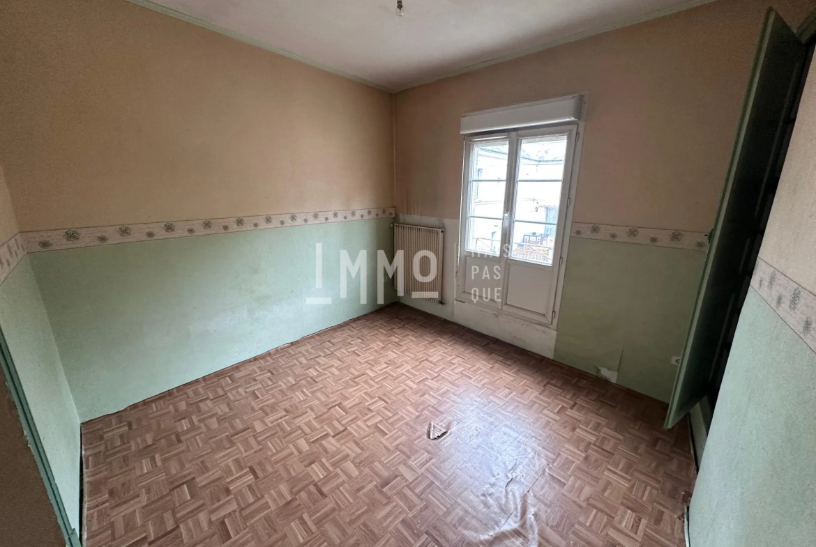 Maison à restaurer à Montval-sur-Loir, 2 chambres, cour et cave 