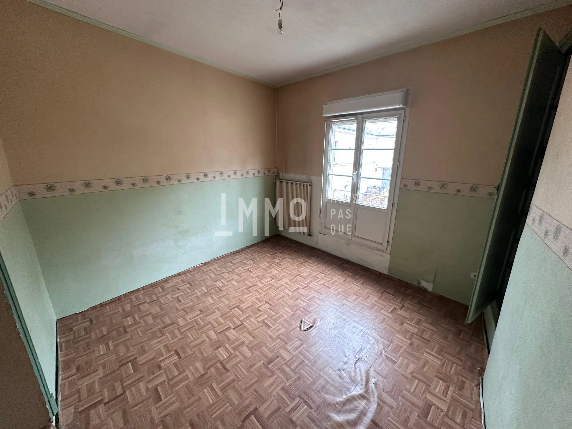 Maison à restaurer à Montval-sur-Loir, 2 chambres, cour et cave 