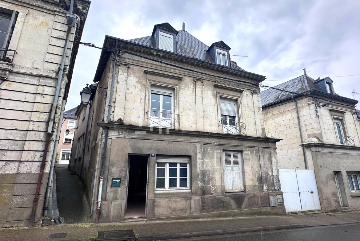 Maison à restaurer à Montval-sur-Loir, 2 chambres, cour et cave 