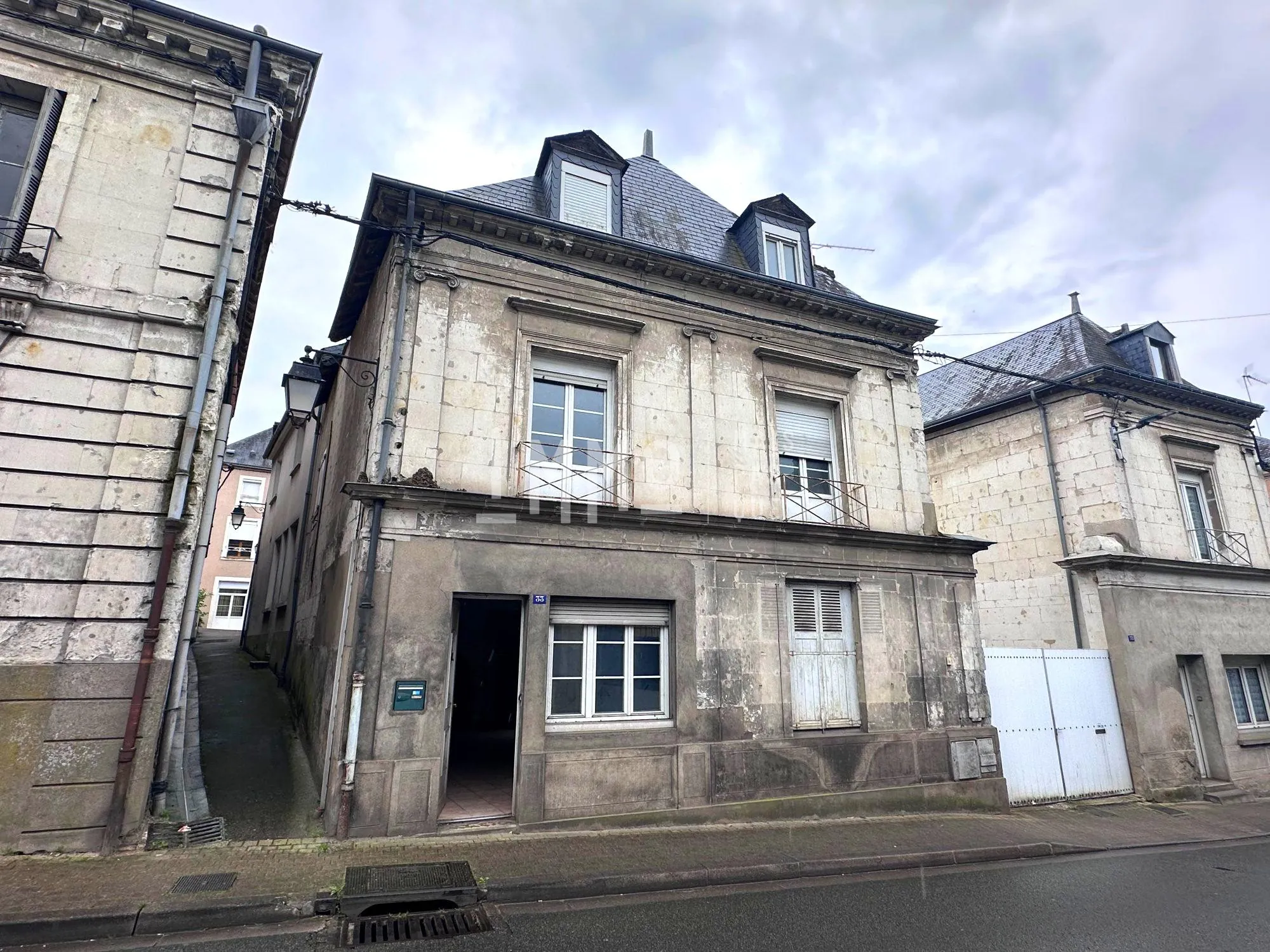 Maison à restaurer à Montval-sur-Loir, 2 chambres, cour et cave 