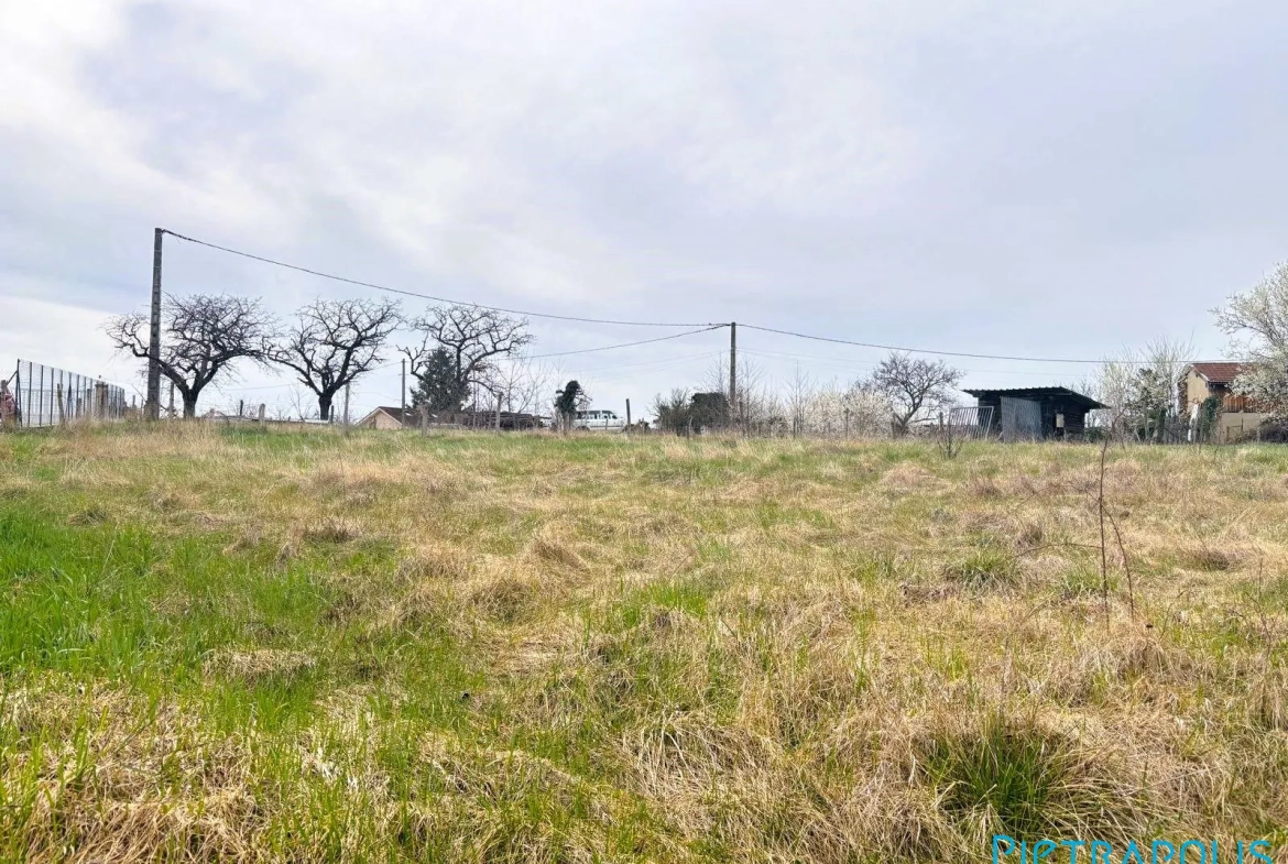 Terrain constructible de 532 m² à Val d'Oingt pour maison sur mesure 