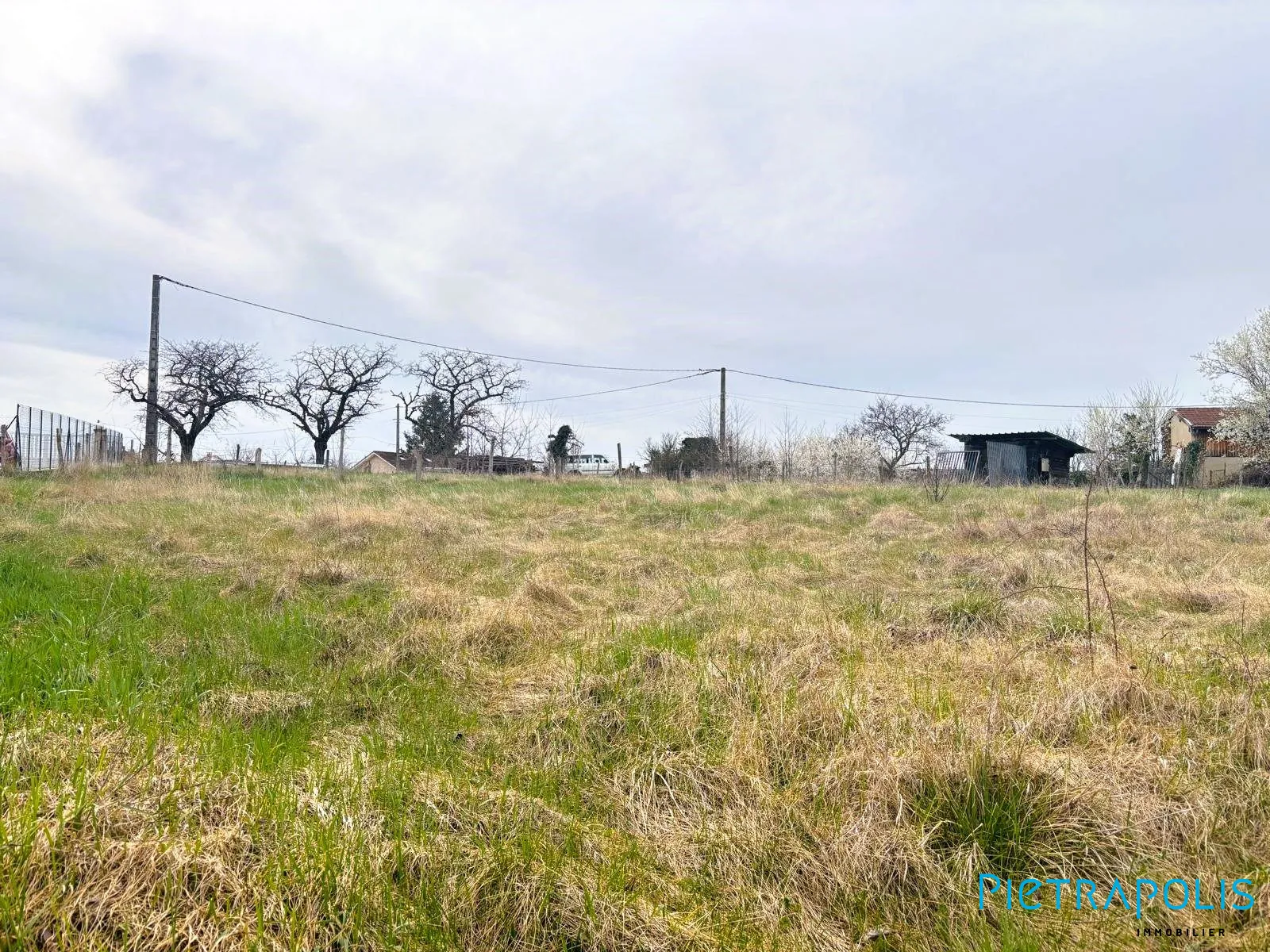 Terrain constructible de 532 m² à Val d'Oingt pour maison sur mesure 