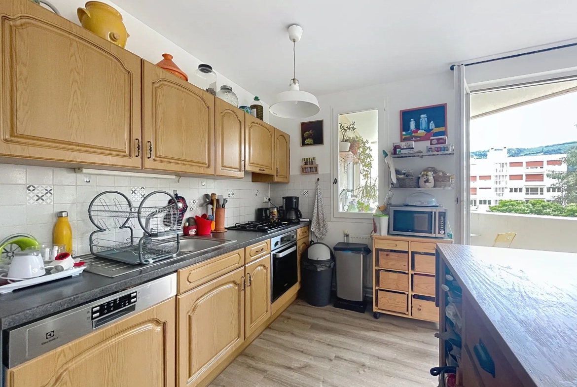Appartement T4 avec terrasse et garage double à Saint-Étienne près de la Place Bellevue 