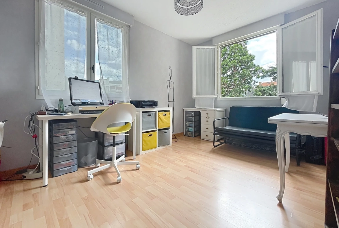 Appartement T4 avec terrasse et garage double à Saint-Étienne près de la Place Bellevue 