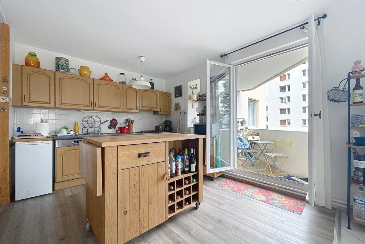 Appartement T4 avec terrasse et garage double à Saint-Étienne près de la Place Bellevue 