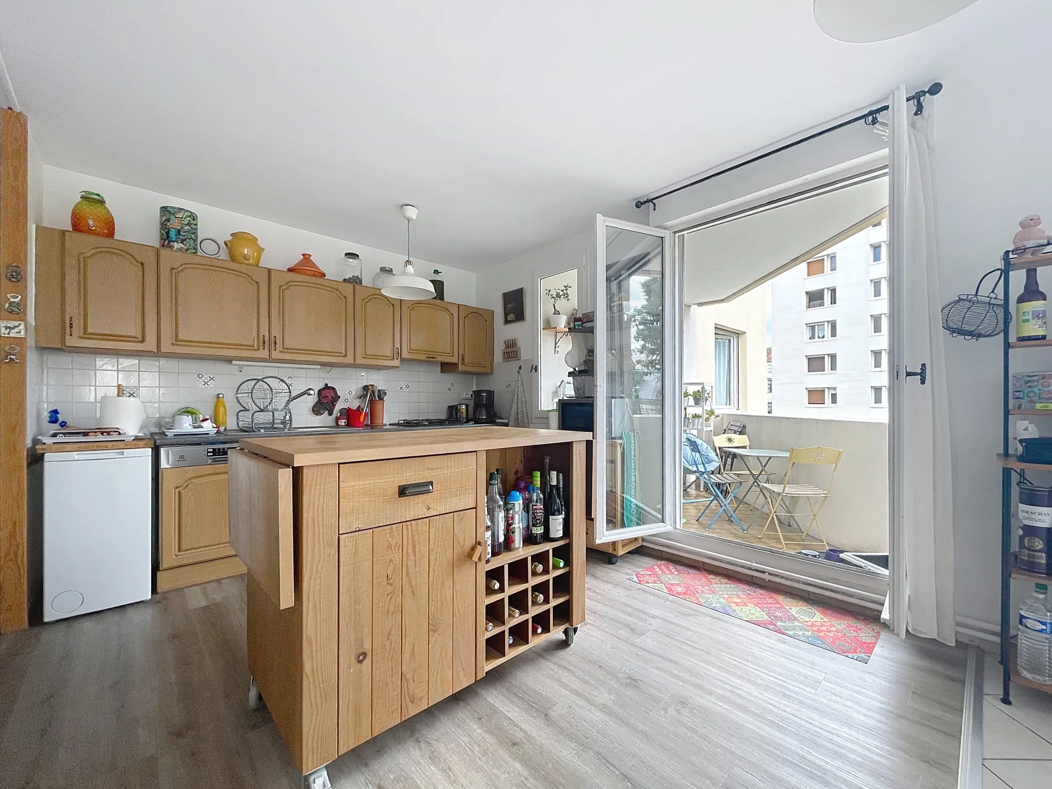 Appartement T4 avec terrasse et garage double à Saint-Étienne près de la Place Bellevue 