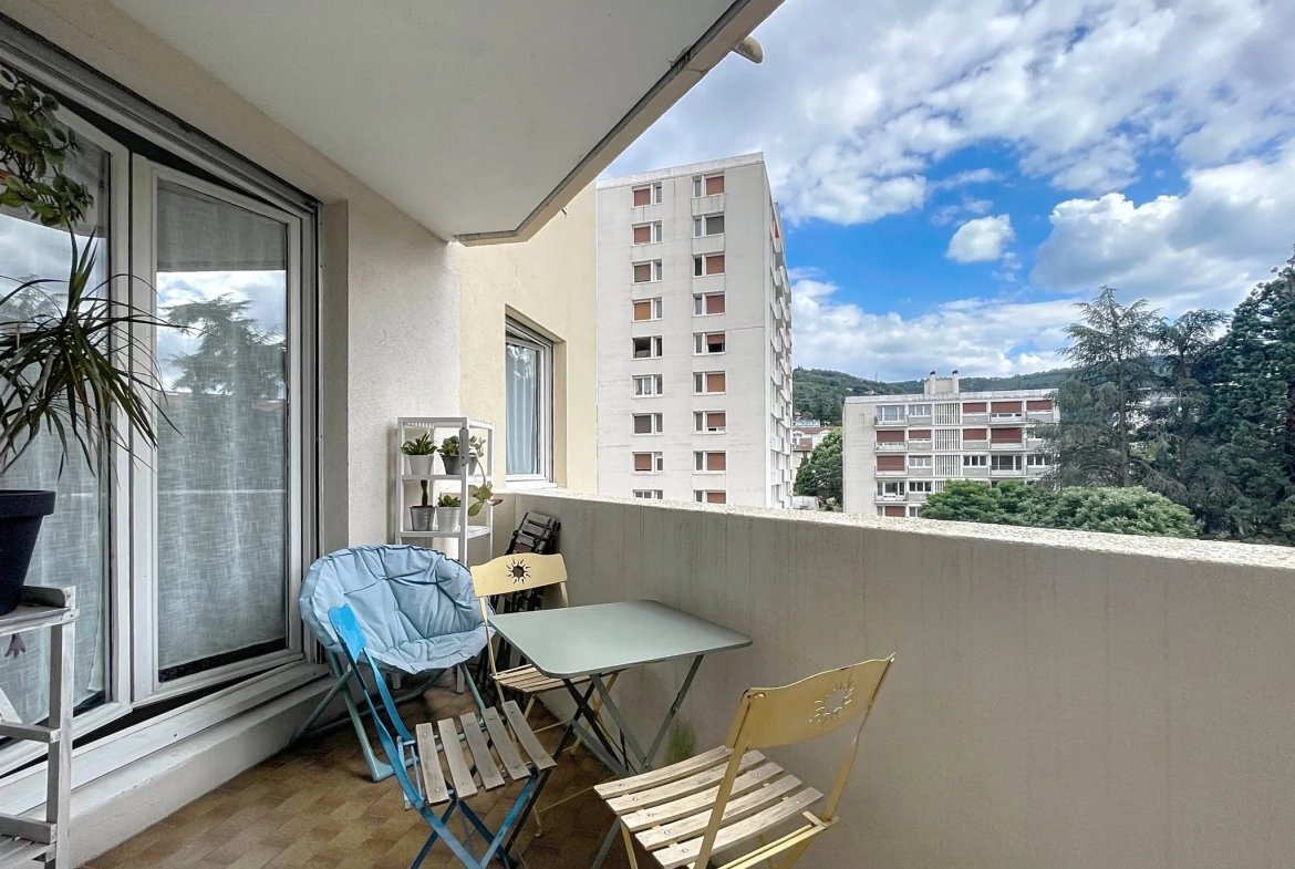 Appartement T4 avec terrasse et garage double à Saint-Étienne près de la Place Bellevue 