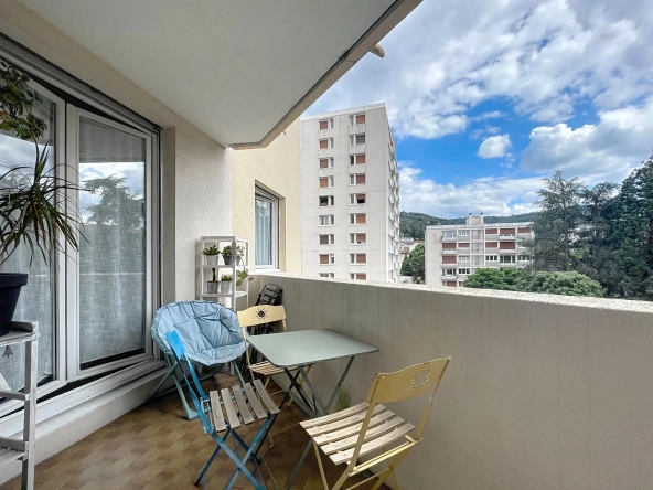 Appartement T4 avec terrasse et garage double à Saint-Étienne près de la Place Bellevue